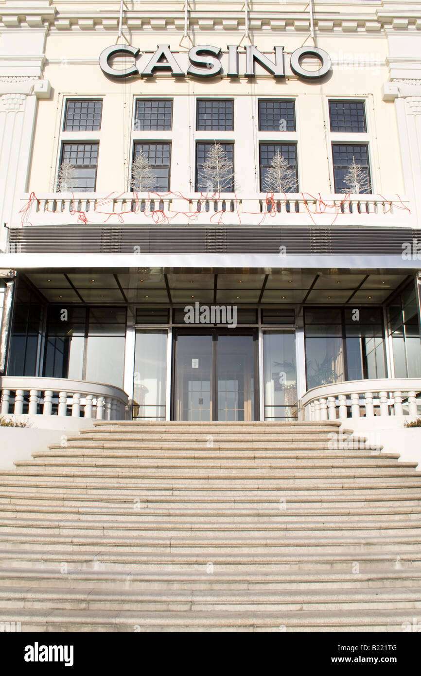 découvrez le casino da póvoa de varzim, un lieu emblématique alliant jeux, divertissements et restauration dans un cadre élégant au cœur de la côte portugaise.