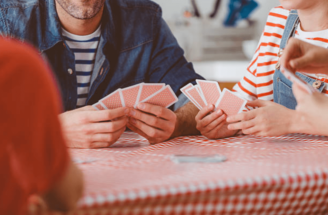 découvrez les astuces et stratégies essentielles pour maîtriser la belote à deux joueurs et optimiser vos chances de gagner à chaque partie.