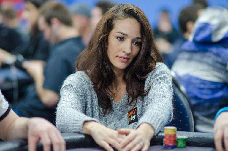 découvrez la carrière de kara scott dans le monde des jeux d'argent, de ses débuts à ses succès en tant que joueuse professionnelle et animatrice.