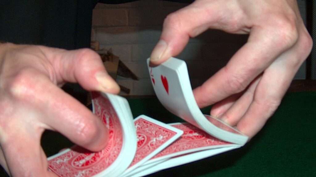 découvrez nos astuces et techniques efficaces pour mélanger les cartes comme un professionnel. améliorez votre jeu grâce à un brassage parfait et maîtrisé.