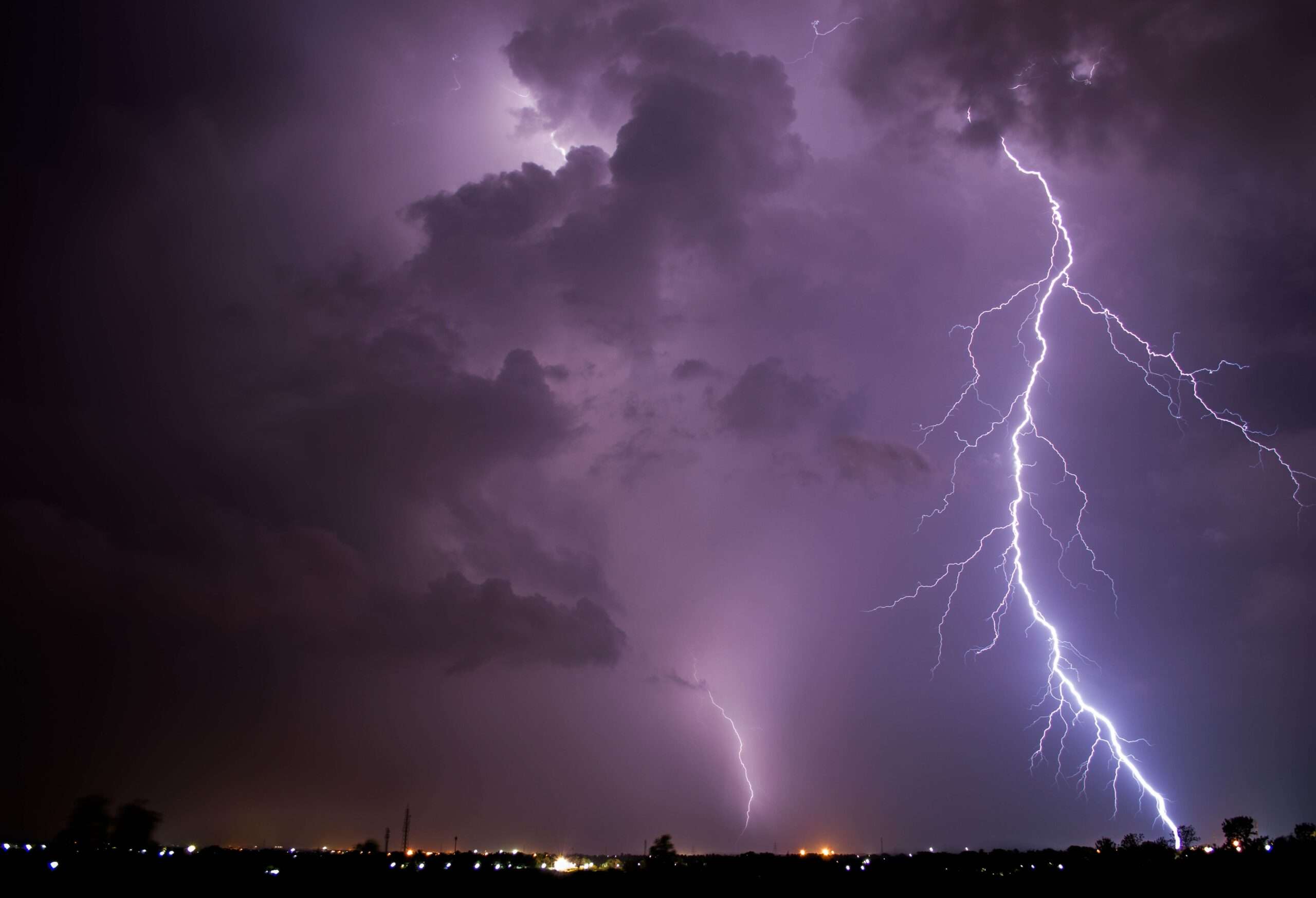 découvrez tout sur les orages : leurs causes, effets et conseils de sécurité pour bien les affronter.