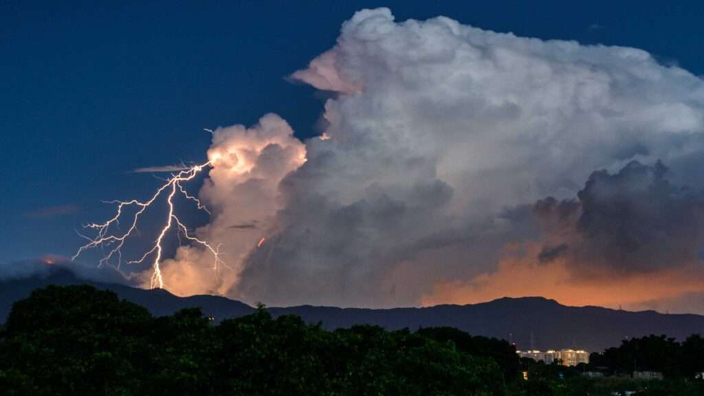 découvrez tout sur les orages : leurs causes, leurs effets et comment rester en sécurité pendant ces phénomènes météorologiques impressionnants.
